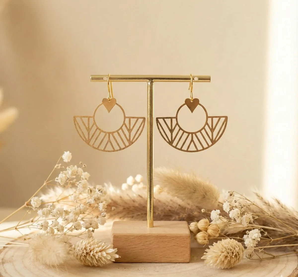 Boucles d'Oreilles Dorées "Cœur Solaire" — Éventail Ajouré