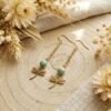 Boucles d’Oreilles Libellule Dorées Avec Pierre Naturelle Et Chaîne Fine – Bijou Fait Main