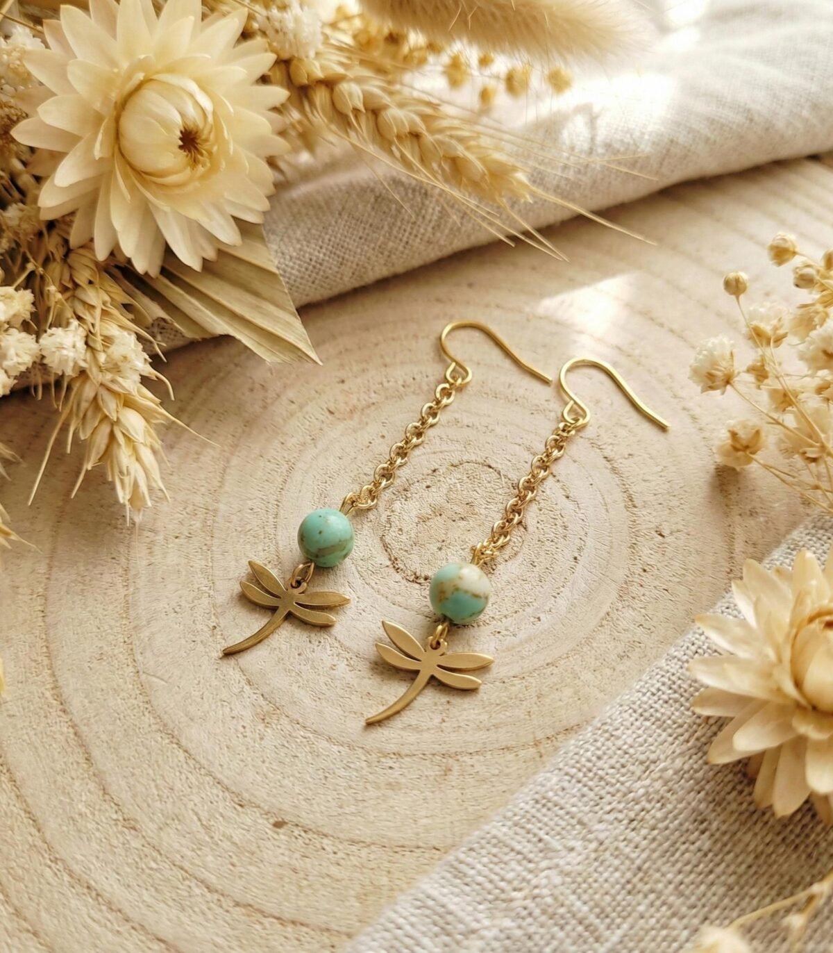 Boucles d’Oreilles Libellule Dorées Avec Pierre Naturelle Et Chaîne Fine – Bijou Fait Main