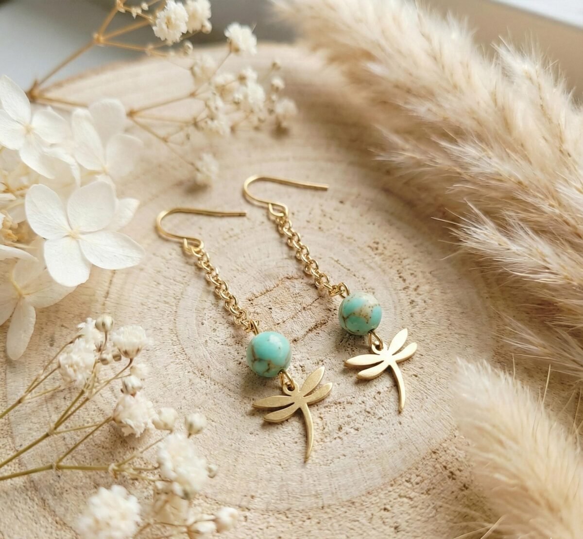Boucles d’Oreilles Libellule Dorées Avec Pierre Naturelle Et Chaîne Fine – Bijou Fait Main