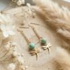 Boucles d’Oreilles Libellule Dorées Avec Pierre Naturelle Et Chaîne Fine – Bijou Fait Main