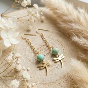 Boucles d’Oreilles Libellule Dorées Avec Pierre Naturelle Et Chaîne Fine – Bijou Fait Main