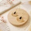 il_fullxfull.8284029761_160a Boucles d’Oreilles Noires Dorées Avec Demi-Cercle Ajouré – Bijou Fait Main