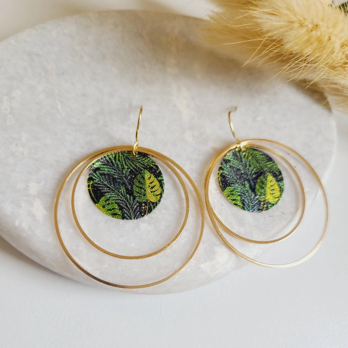 Boucles D’Oreilles Style Japonais Avec Multi-Cercles Et Motif Tropical Coloré.