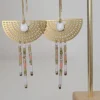 Boucles d’Oreilles Bohèmes Dorées | Demi-Cercle Ajouré, Émail Blanc Et Perles Miyuki | Style Estival | Poamongaux | Fait Main
