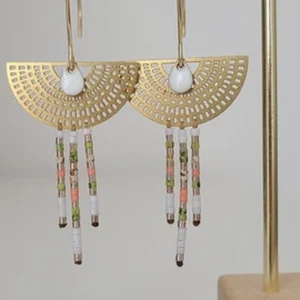 Boucles d’Oreilles Bohèmes Dorées | Demi-Cercle Ajouré, Émail Blanc Et Perles Miyuki | Style Estival | Poamongaux | Fait Main