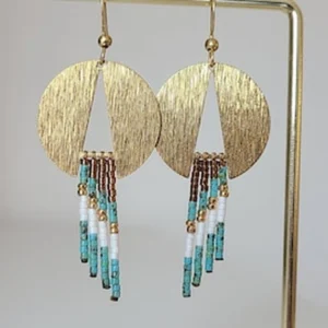 Boucles d’Oreilles Bohèmes Turquoises | Franges Miyuki Et Disque En Laiton Doré | Style Estival | Poamongaux | Fait Main