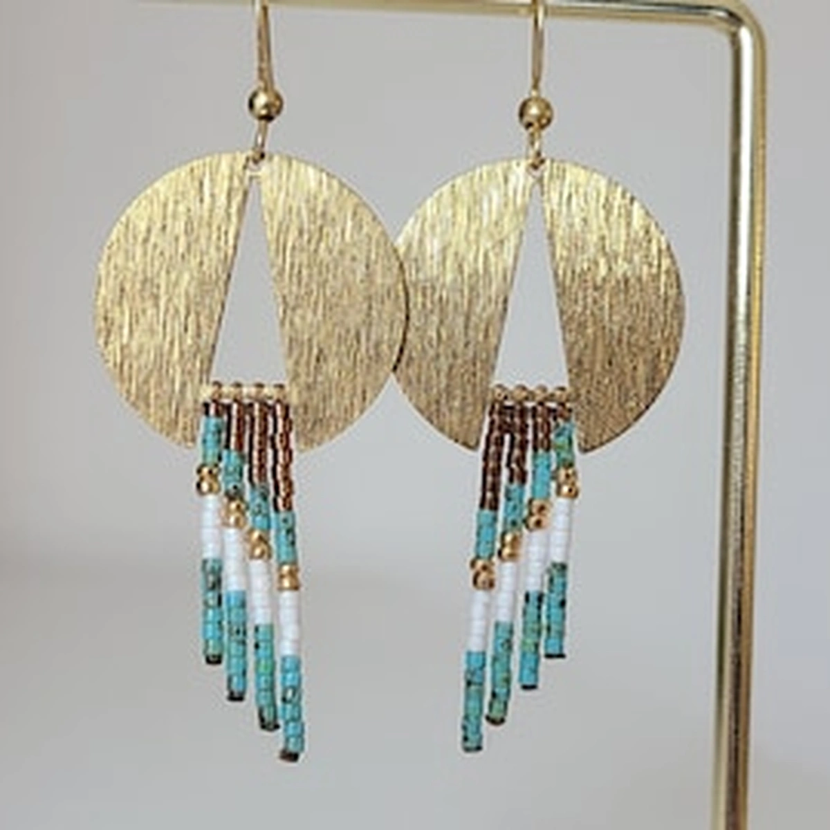 Boucles d’Oreilles Bohèmes Turquoises | Franges Miyuki Et Disque En Laiton Doré | Style Estival | Poamongaux | Fait Main