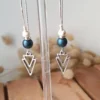 Boucles D’Oreilles Dorées Triangle Avec Perles D’Hématite Noire Ou Bleue