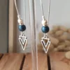 Boucles D’Oreilles Dorées Triangle Avec Perles D’Hématite Noire Ou Bleue