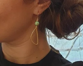 Boucles D’Oreilles Pendantes Dorées Avec Perle Howlite Turquoise