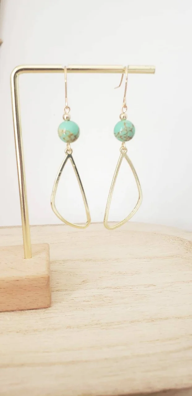 Boucles D’Oreilles Pendantes Dorées Avec Perle Howlite Turquoise