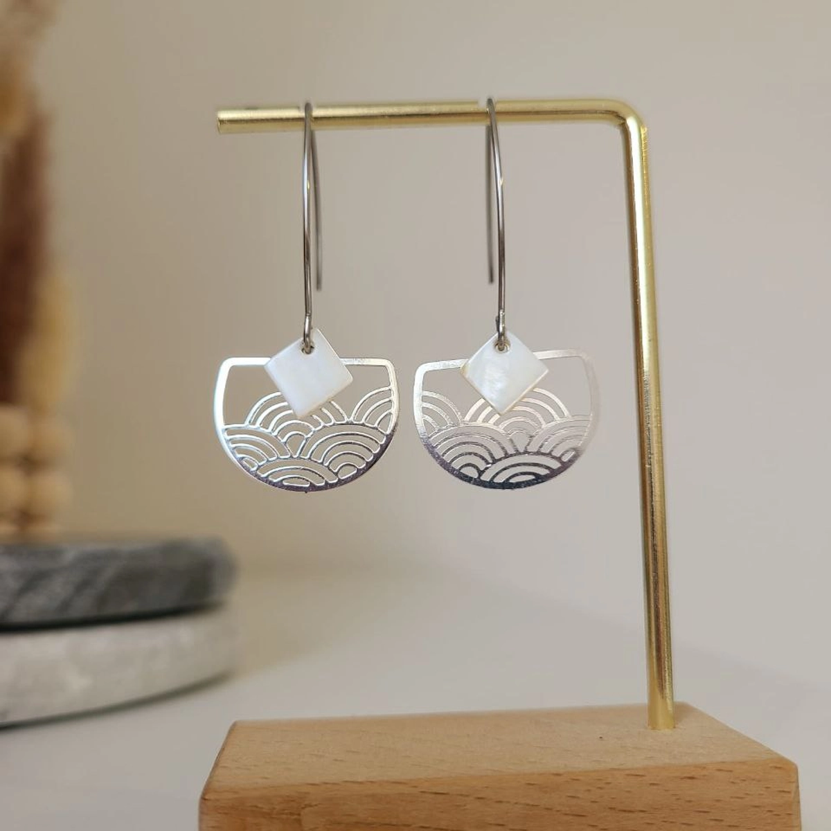 Boucles d’oreilles pendantes ajourées dorées en laiton et acier inoxydable. Fait main, légères et confortables, parfaites pour un look chic et lumineux.