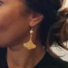Boucles D’Oreilles Ginkgo Dorées Avec Perle D’Ivoire