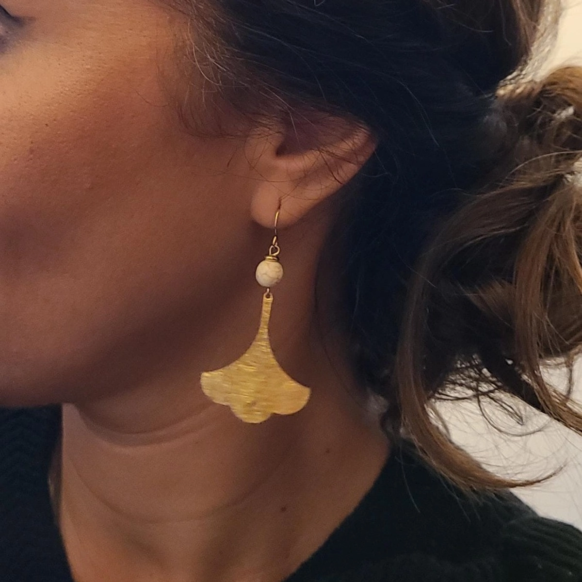 Boucles D’Oreilles Ginkgo Dorées Avec Perle D’Ivoire