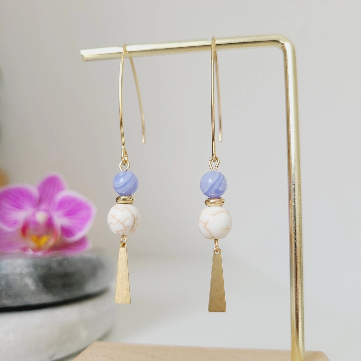 Boucles d’oreilles pendantes agate et howlite ivoire dorées