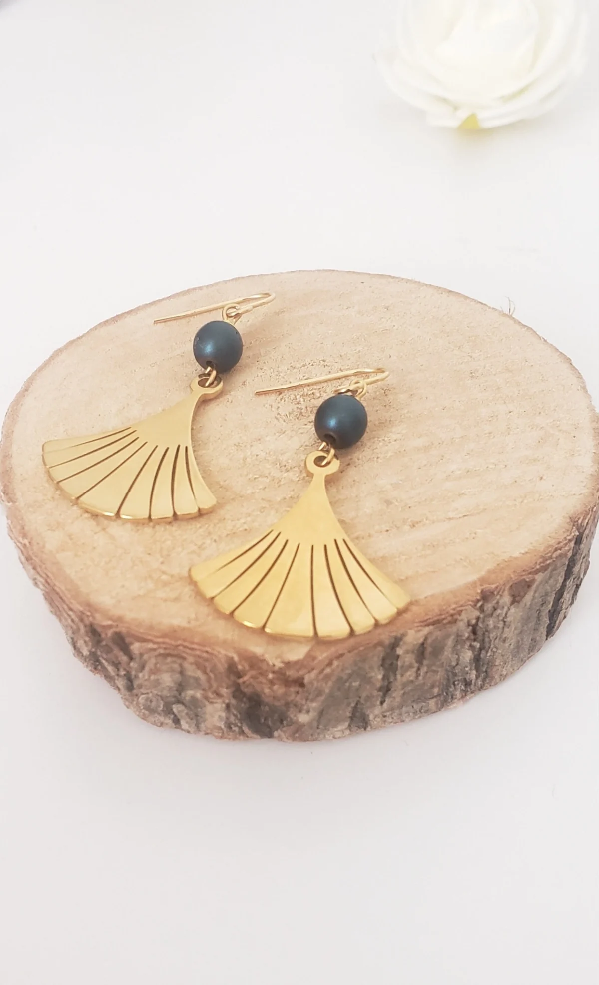 Boucles d’Oreilles Feuille De Ginkgo Dorées Avec Perle Hématite Bleue – Bijou Fait Main