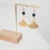 Boucles d’Oreilles Feuille De Ginkgo Dorées Avec Perle Hématite Bleue – Bijou Fait Main