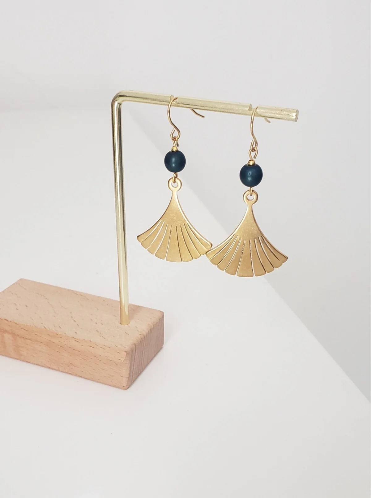 Boucles d’Oreilles Feuille De Ginkgo Dorées Avec Perle Hématite Bleue – Bijou Fait Main