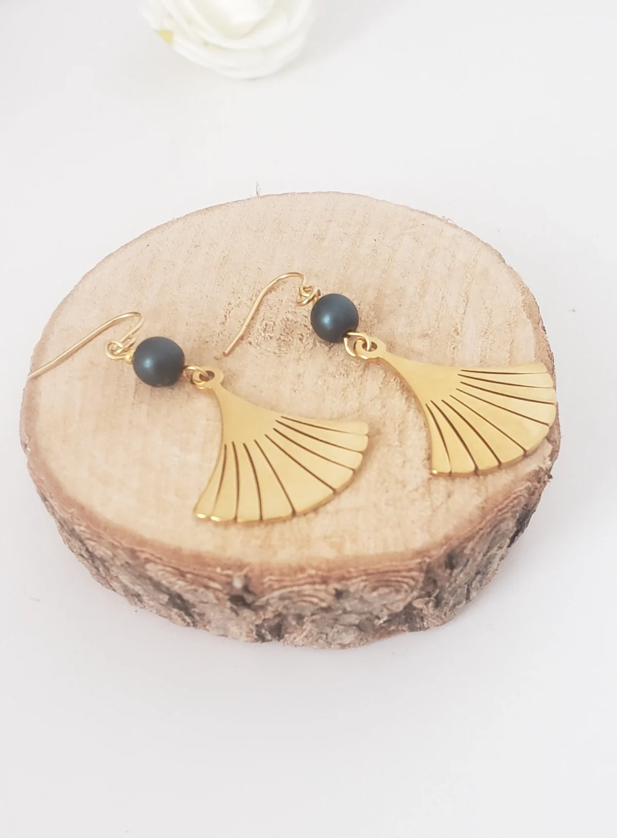 Boucles d’Oreilles Feuille De Ginkgo Dorées Avec Perle Hématite Bleue – Bijou Fait Main