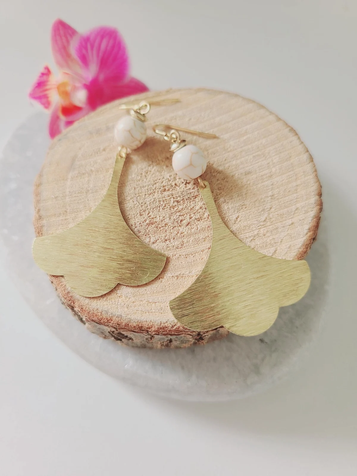 Boucles D’Oreilles Ginkgo Dorées Avec Perle D’Ivoire