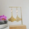 Boucles D’Oreilles Ginkgo Dorées Avec Perle D’Ivoire