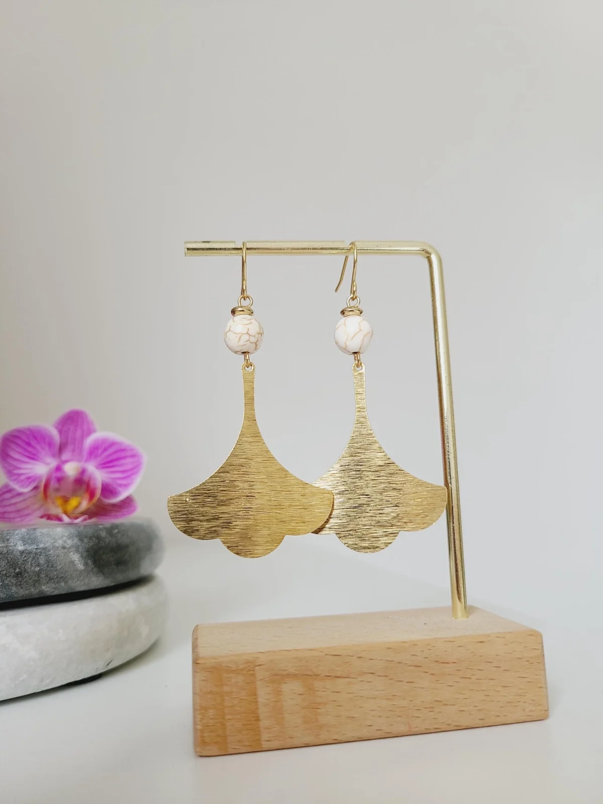 Boucles D’Oreilles Ginkgo Dorées Avec Perle D’Ivoire