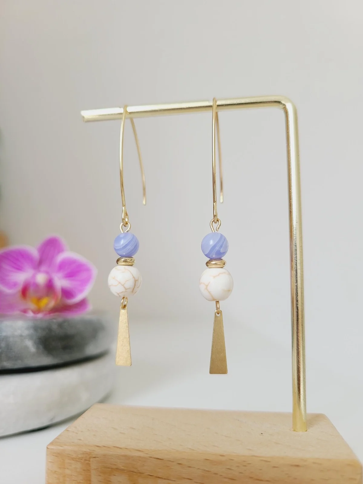 Boucles d’Oreilles Pendantes Agate Et Howlite Ivoire Dorées – Bijou Fait Main