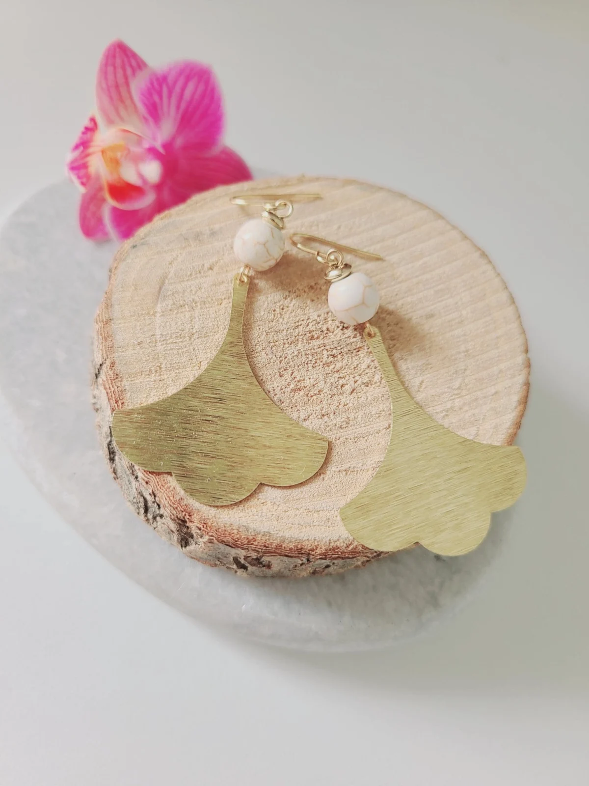 Boucles D’Oreilles Ginkgo Dorées Avec Perle D’Ivoire