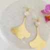 Boucles D’Oreilles Ginkgo Dorées Avec Perle D’Ivoire