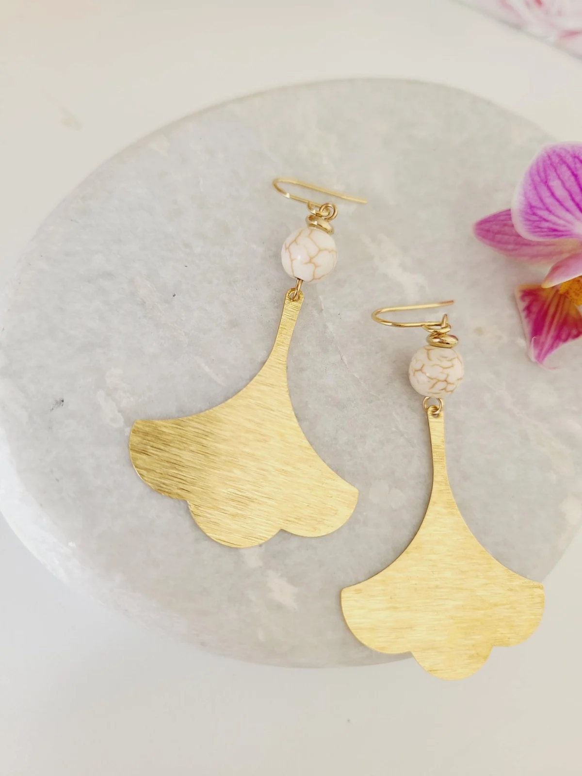 Boucles D’Oreilles Ginkgo Dorées Avec Perle D’Ivoire