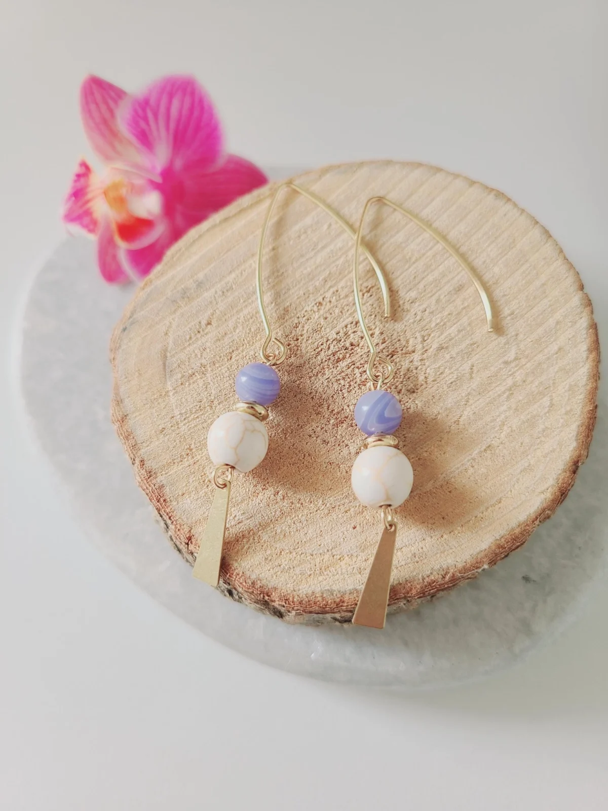 Boucles d’Oreilles Pendantes Agate Et Howlite Ivoire Dorées – Bijou Fait Main