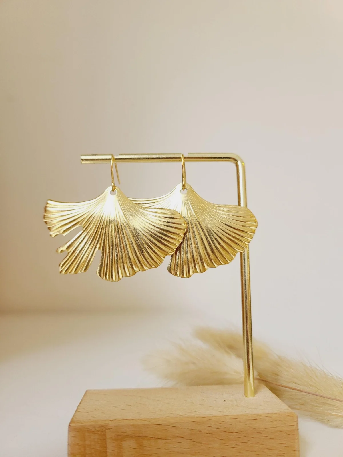 il_fullxfull.6461024293_qhio Boucles D’Oreilles Feuille De Ginkgo Dorée Chic