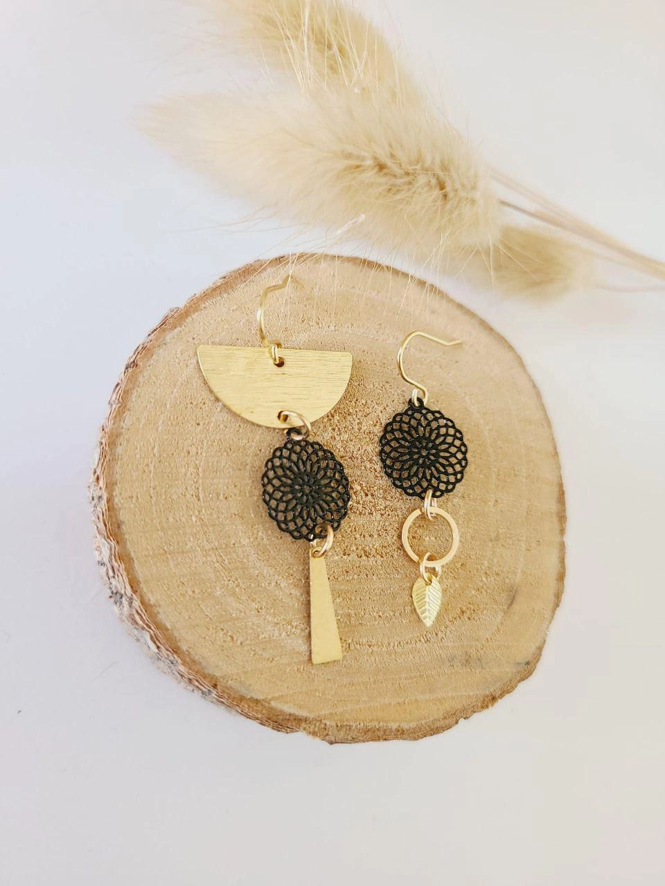 Boucles D'Oreilles Asymétriques Dorées Avec Mandala, Anneaux Et Feuille