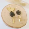 Boucles D'Oreilles Asymétriques Dorées Avec Mandala, Anneaux Et Feuille