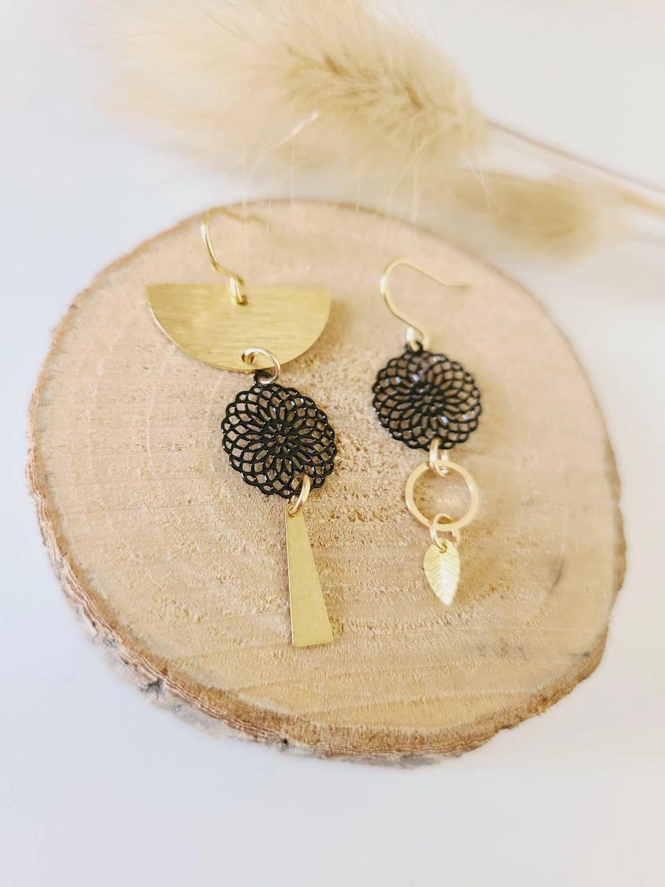 Boucles D'Oreilles Asymétriques Dorées Avec Mandala, Anneaux Et Feuille