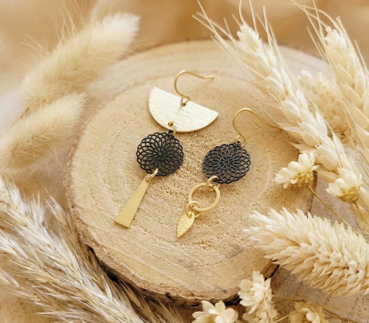 il_fullxfull.7597014681_t4cr Boucles d'Oreilles Asymétriques "Rosace" — Filigrane Doré & Noir Description courte