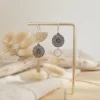 il_fullxfull.7597068589_id6o Boucles d'Oreilles Asymétriques "Rosace" — Filigrane Doré & Noir Description courte