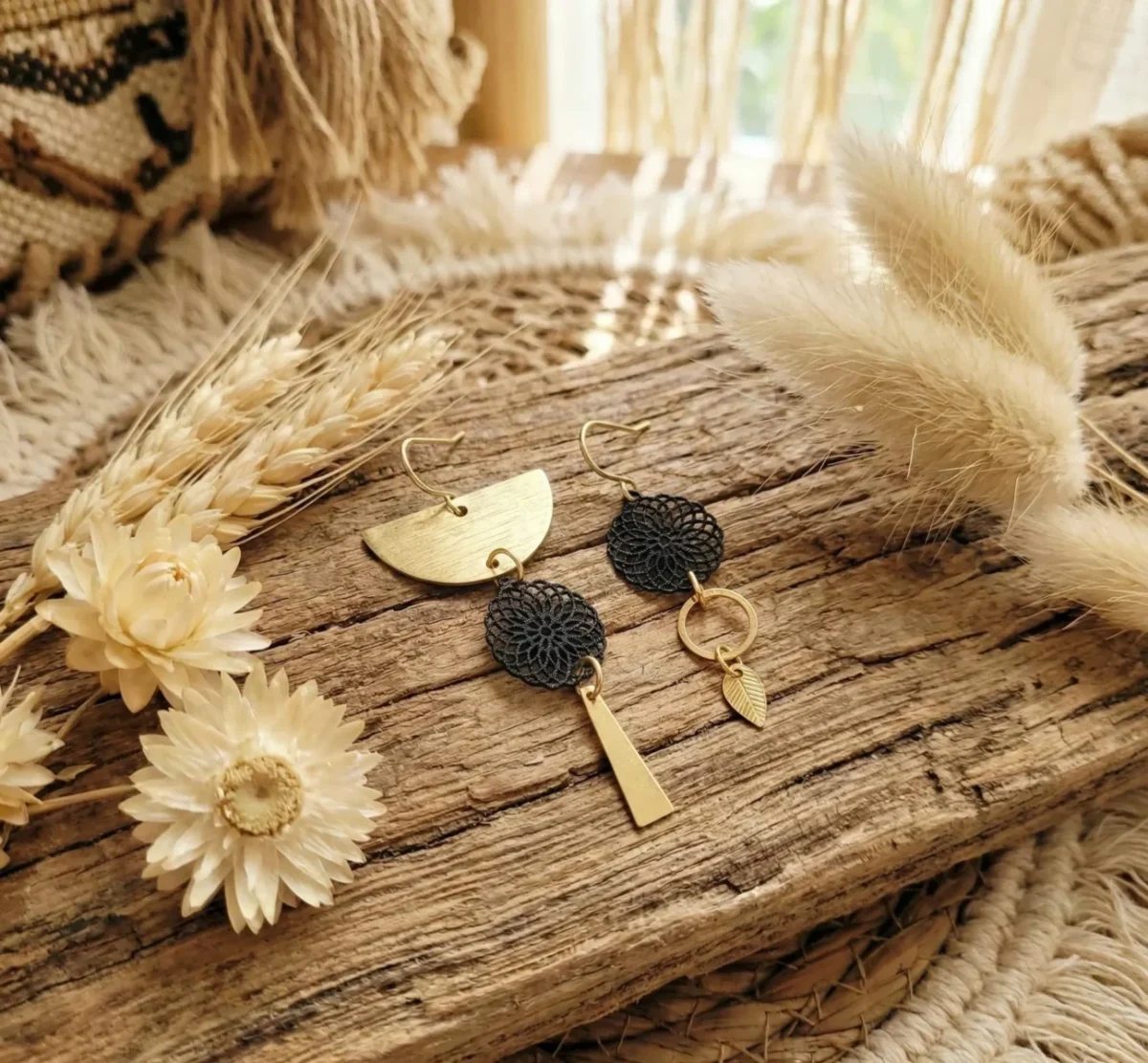 il_fullxfull.7597071961_a4uh Boucles d'Oreilles Asymétriques "Rosace" — Filigrane Doré & Noir Description courte