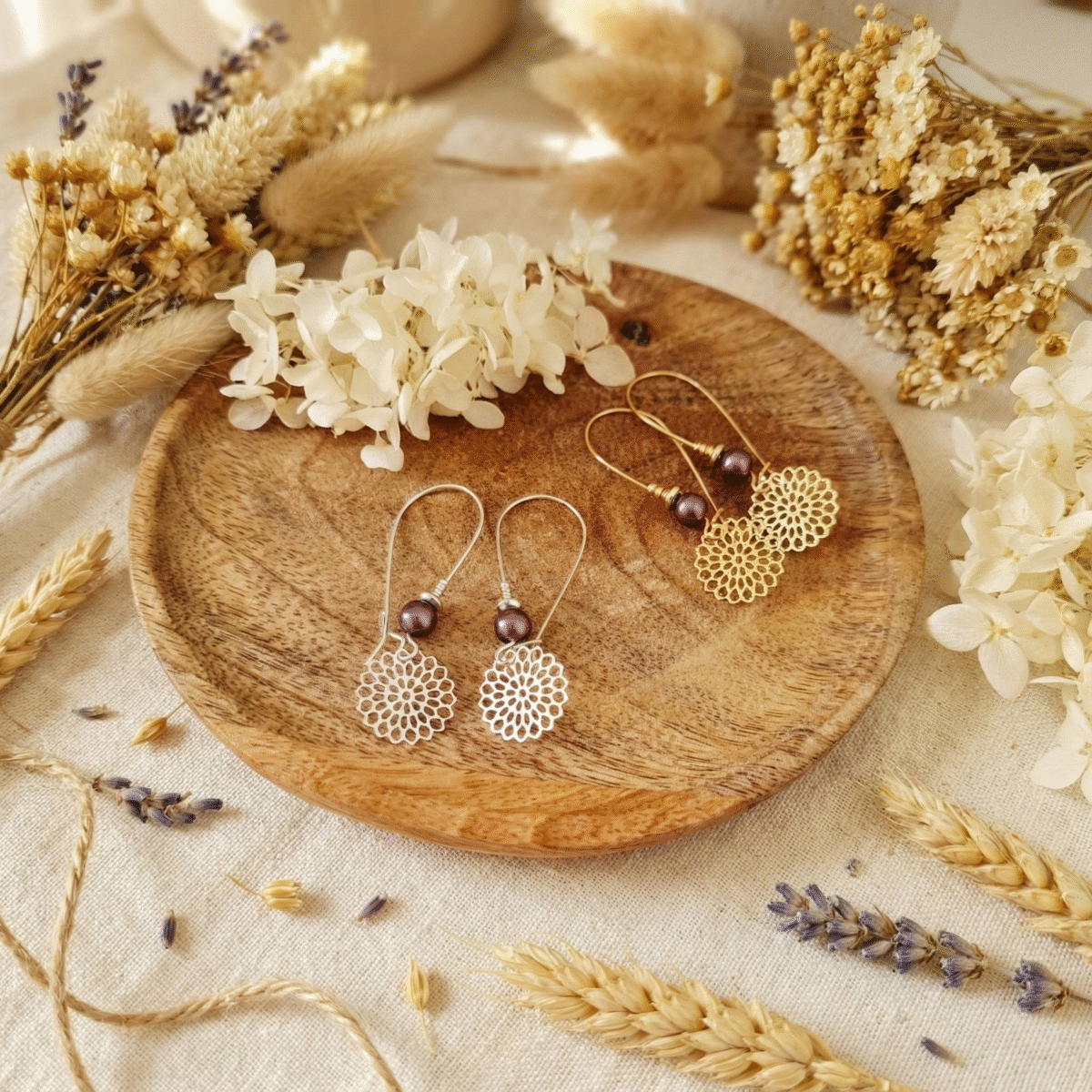 Boucles d’Oreilles Mandala Dorées Ou Argentées Avec Perle Prune – Bijou Fait Main