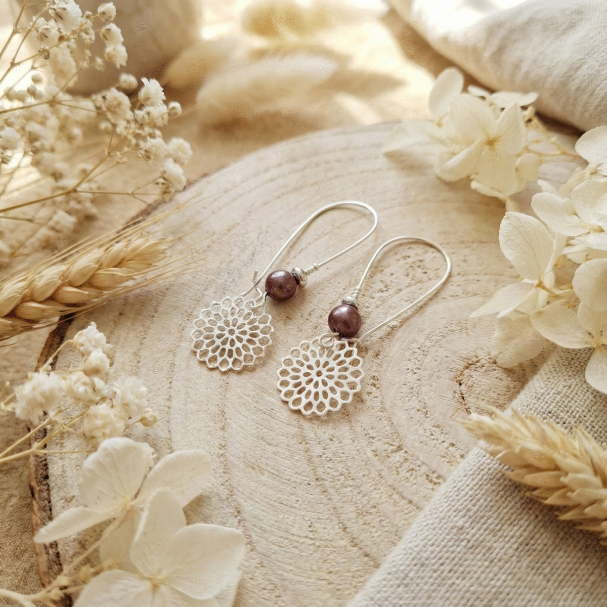 Boucles d’Oreilles Mandala Dorées Ou Argentées Avec Perle Prune – Bijou Fait Main
