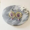 boucles_1_1200x1200 Boucles d’Oreilles Japonaises Dorées Motif Floral Violet – Bijoux Artisanaux Fait Main