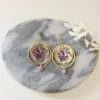 boucles_2_1200x1200 Boucles d’Oreilles Japonaises Dorées Motif Floral Violet – Bijoux Artisanaux Fait Main