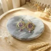 Boucles d’Oreilles Japonaises Dorées Motif Floral Violet – Bijoux Artisanaux Fait Main