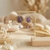 Boucles d’Oreilles Japonaises Dorées Motif Floral Violet – Bijoux Artisanaux Fait Main