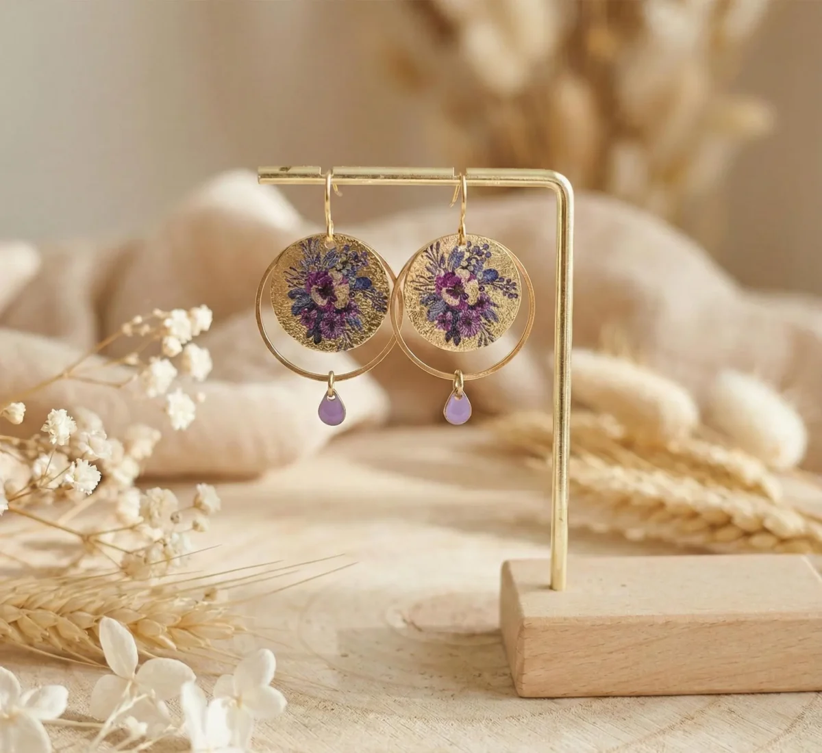 Boucles d’Oreilles Japonaises Dorées Motif Floral Violet – Bijoux Artisanaux Fait Main