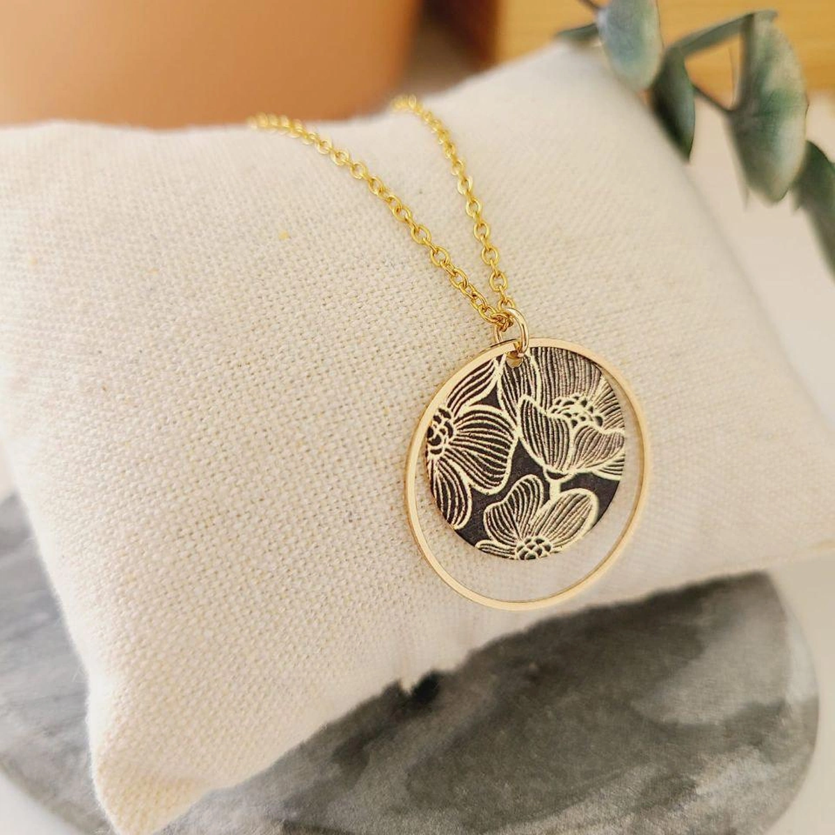 Collier Doré Pendentif Rond Fleuri En Laiton