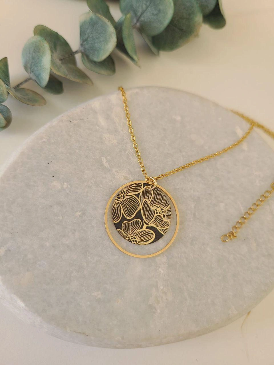 Collier Doré Pendentif Rond Fleuri En Laiton