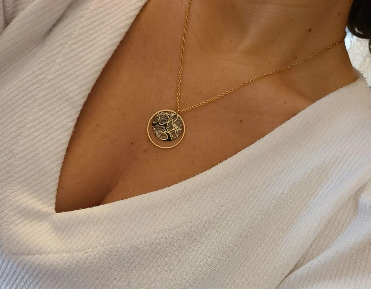 Collier Doré Pendentif Rond Fleuri En Laiton