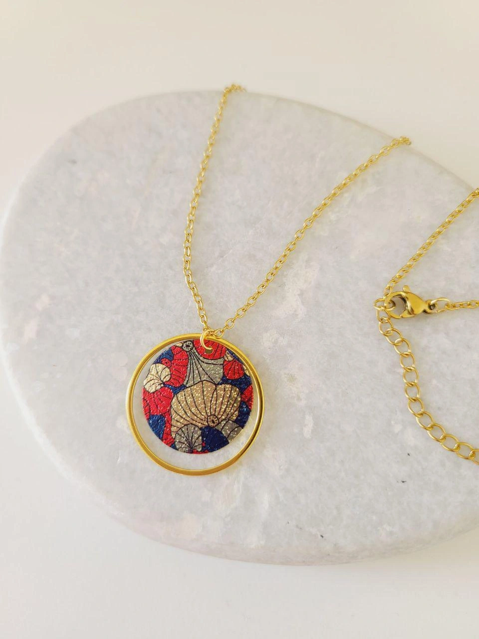 collier-fleurs-or-secondaire-4 Collier Cercle Créole Doré & Sequin Japonais Ginkgo – Acier Inoxydable